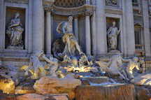 Fontana di Trevi am Abend