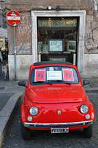 kleiner roter Fiat Nuova 500