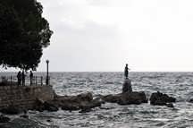 Statue Gru ans Meer