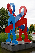 Berlin, Skulptur The Boxers (Keith Haring)