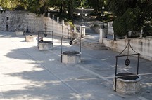 Trg Pet Bunara, 5 Brunnen