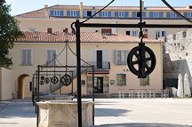 Trg Pet Bunara, 5 Brunnen