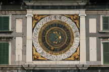Die 24-Stunden-Uhr am Loggia Platz