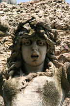 Detail einer Skulptur vor dem Castello
