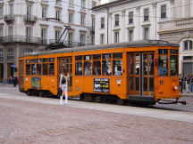 Straßenbahn vor der Scala
