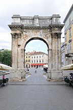 Triumphbogen der Familie Sergei, Goldenes Tor (Porta Aurea)
