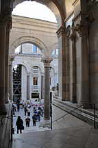 Diokletianspalast, Eingang zur Kathedrale Sveti Duje