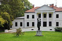 Varazdin, Djecja Knjiznica (Bibliothek)