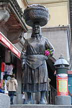 Frau vor dem Marktplatz Dolac