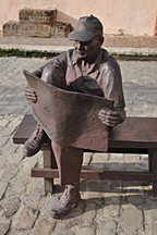 Skulptur 'Lesender Alter Mann'