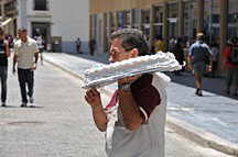Mann mit Torte
