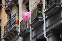 rosa Schirm am Balkon