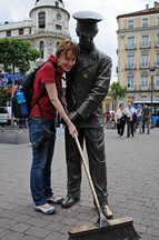 Plaza de Jacinto Benavente, Karin & El Barrendero