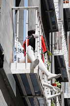Kleiderpuppe am Balkon