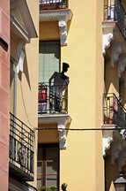 Pappfigur am Balkon