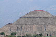 Sonnenpyramide mit vielen kleinen Menschen