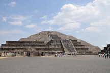 Plaza de la Luna, Mondpyramide