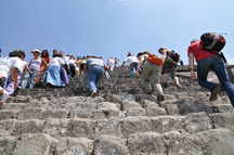 Aufstieg auf die Mondpyramide