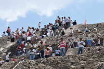 Gedrnge an der Spitze der Sonnenpyramide