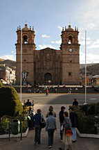 Plaza de Armas, Kathedrale