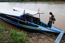 dieses Motorboot bringt uns zur Lodge