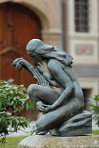 Skulptur im Vorgarten