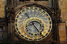 Altstdter Ring, Altstdter Rathaus, Astronomische Uhr, Nachtaufnahme