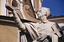 Piazza Augusto Imperatore, Kirche San Carlo al Corso, Statue San Carlo