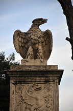 Park Villa Borghese, Eingang zum Park, Drachen Steinfigur
