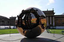 Vatikanische Museen, Cortile della Pigna, Weltkugel von Arnaldo Pomodoro