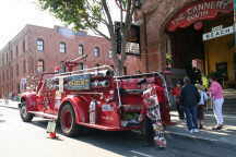 Feuerwehrauto vor &#039;The Cannery&#039;