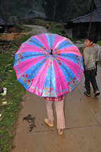 Frau mit Schirm