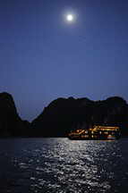 Mond in der Halong Bucht