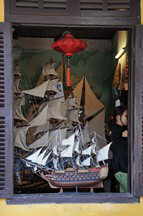 Tran Phu Strae, Modell Schiff