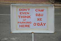 Parkplatz Schild vor dem Tower