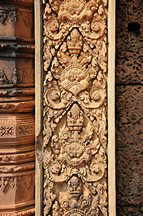 Banteay Srei, Saeule