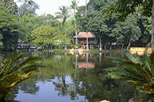 See vor Ho Chi Minhs Wohnhaus